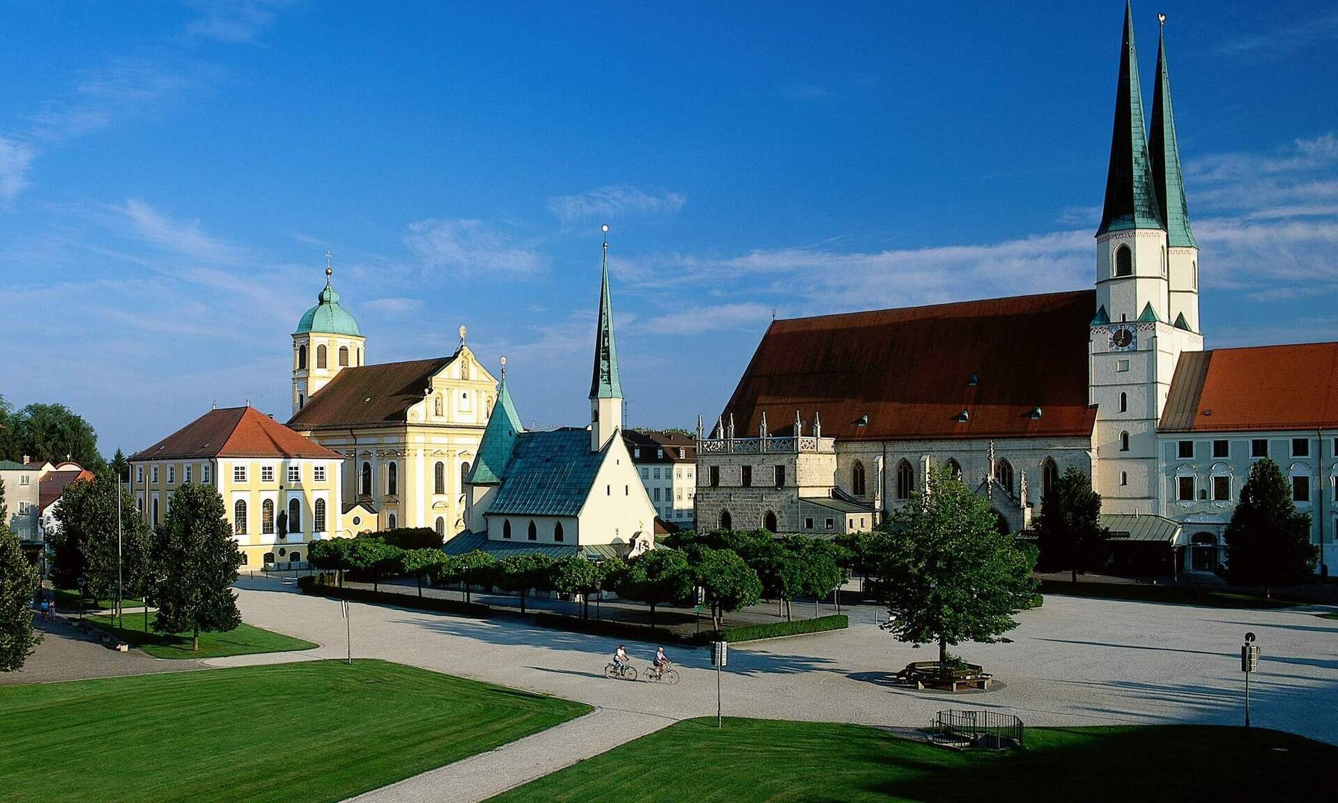 Ein malerischer Blick auf das steinerne Stadtbild von Altötting und den Kapellplatz.
