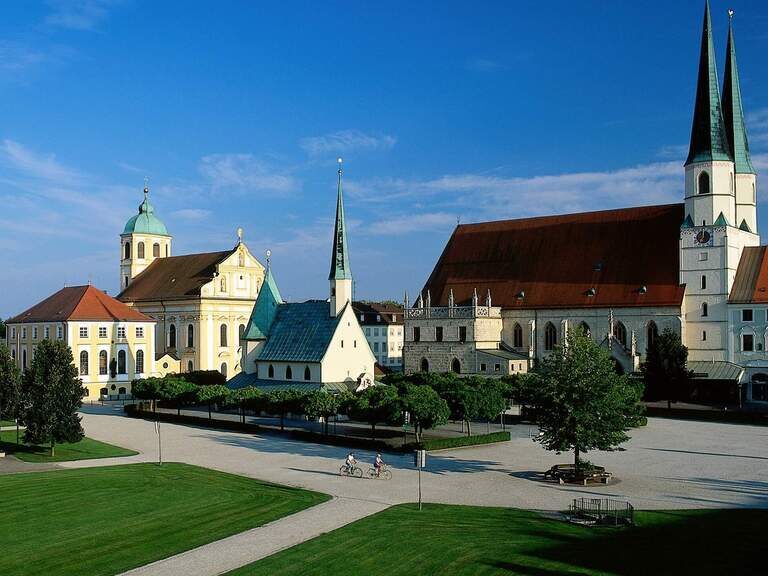Ein malerischer Blick auf das steinerne Stadtbild von Altötting und den Kapellplatz.