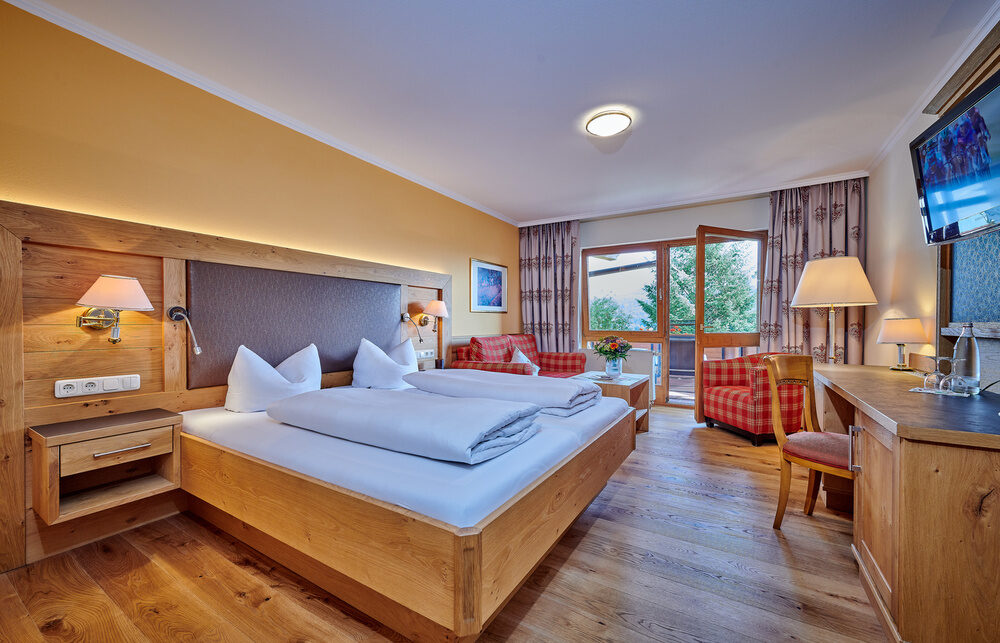 Ein Doppelzimmer im Hotel Neue Post mit vielen Holzelementen und einem Holzboden