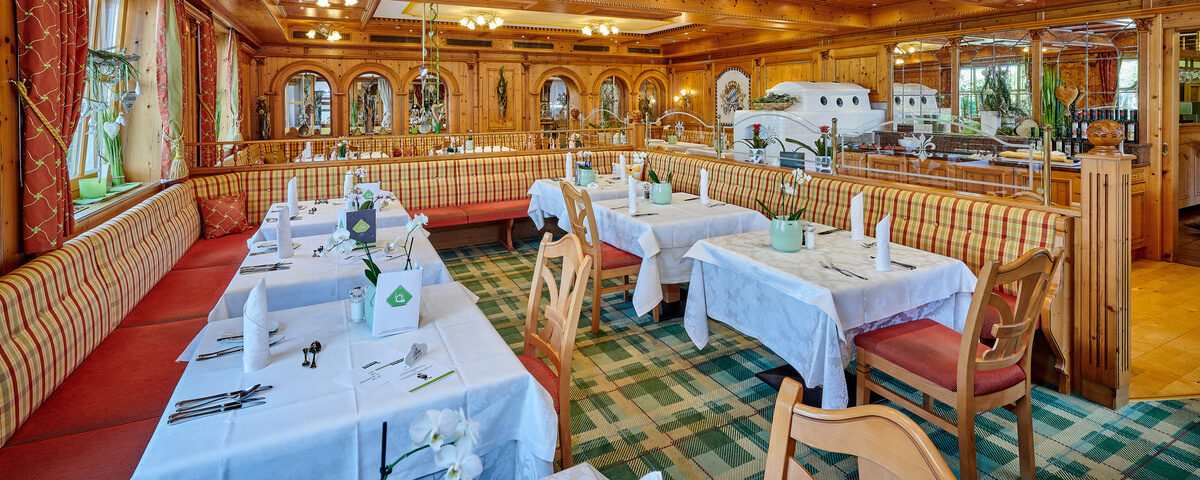 Das Restaurant im Hotel Neue Post ist haupts&auml;chlich aus Holz gestaltet