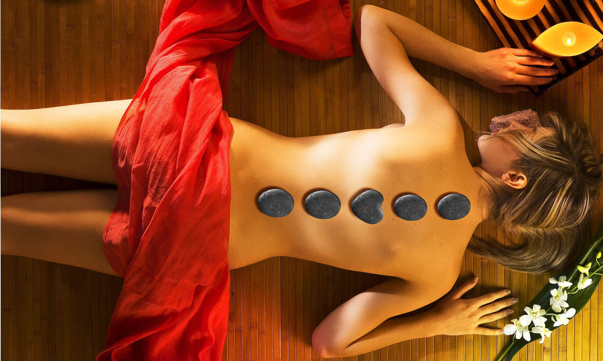 Eine Frau genie&szlig;t eine Hot-Stone-Massage.