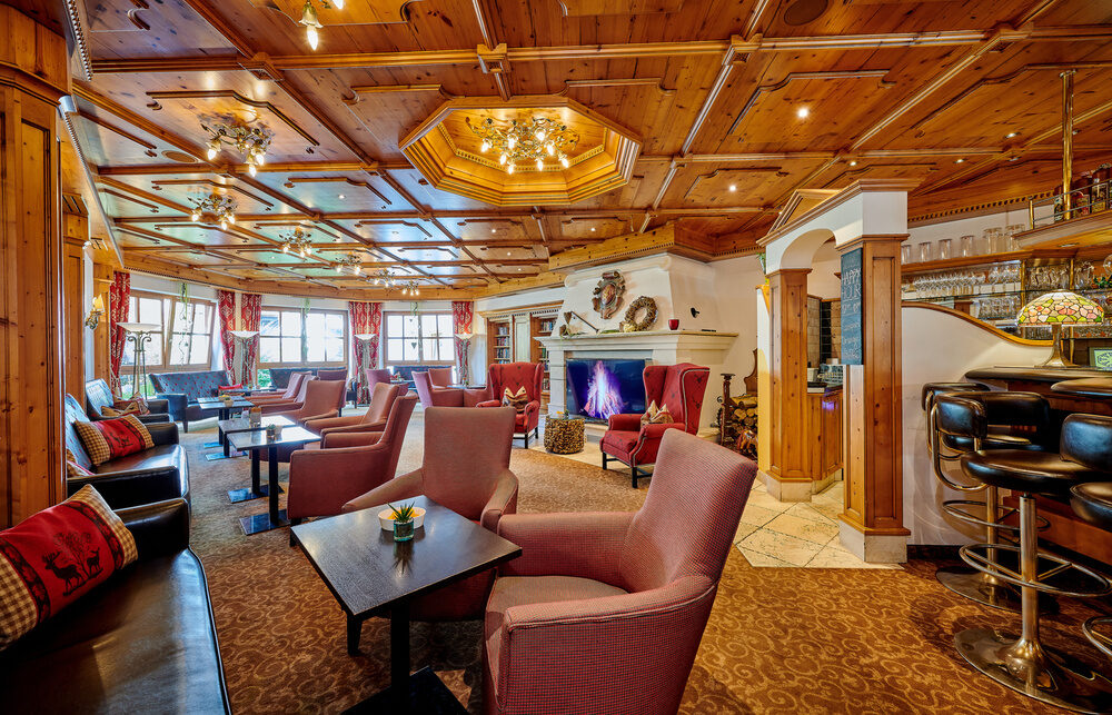 Die Bar im Hotel Neue Post mit einem angrenzenden Lounge-Bereich.