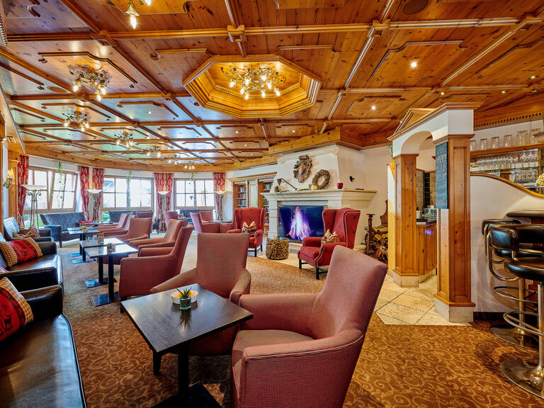Die Bar im Hotel Neue Post mit einem angrenzenden Lounge-Bereich.