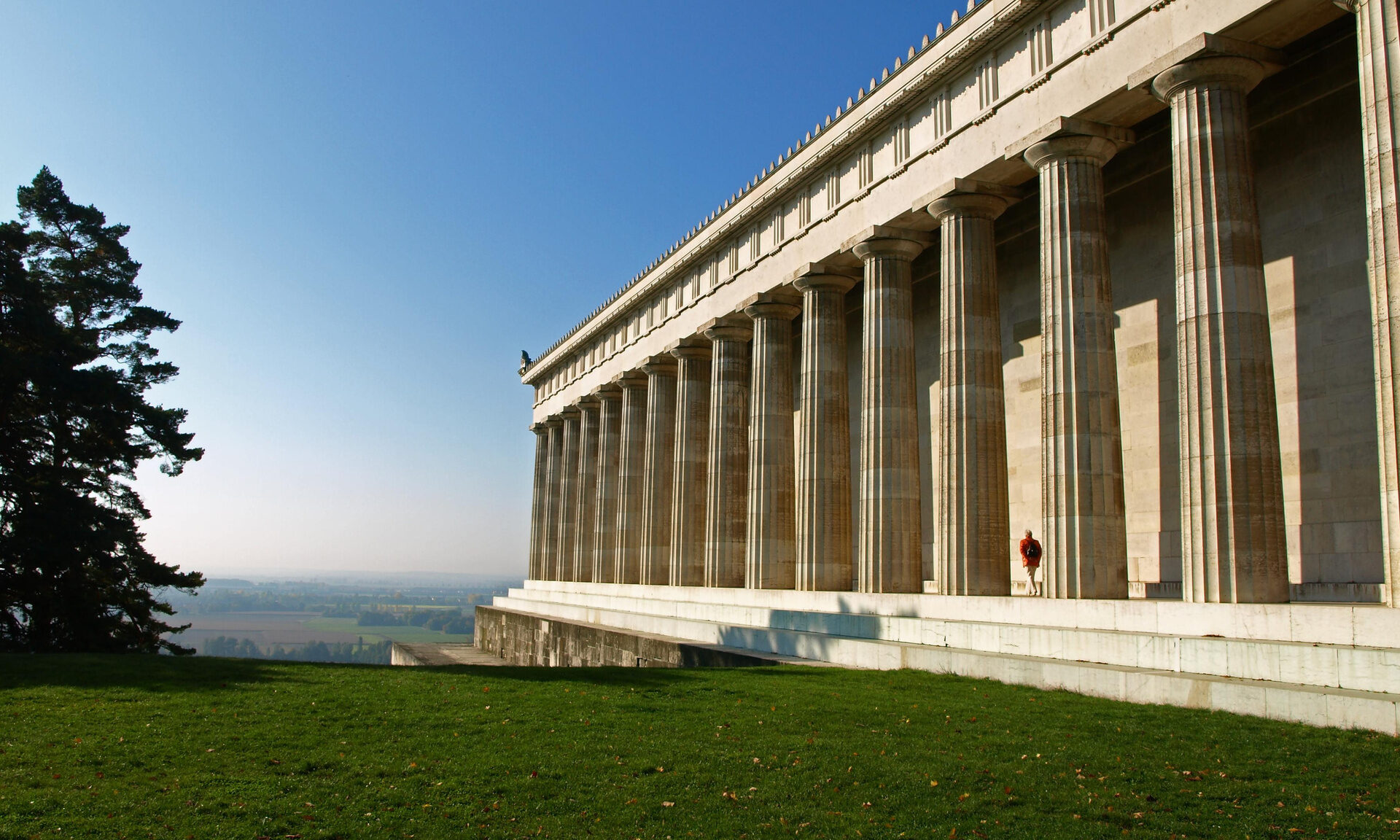 Die Säulen der Walhalla in Donaustauf an einem schönen Sommertag.
